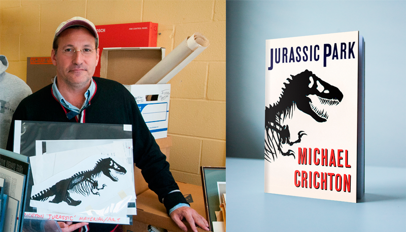 O ilustrador Chipp Kidd com desenho original do T-Rex e a capa do livro do Michael Crichton.