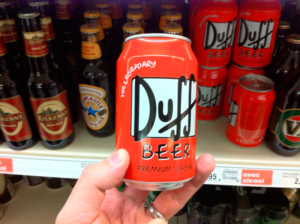 Latinha da Duff Beer Premium Lager.