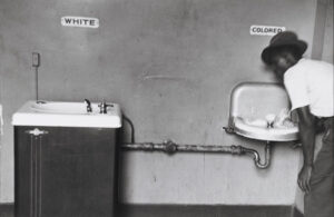 Foto clássica do sistema racial segregado por cores.