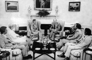 Presidente Gerald Ford se desculpando publicamente com a família do Frank Olson em 1975.